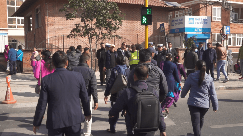 काठमाडौंमा ‘पेलिकन क्रसिङ’ जडान, पैदलयात्री आफैंले सवारी रोकेर रोडक्रस गर्न सक्ने