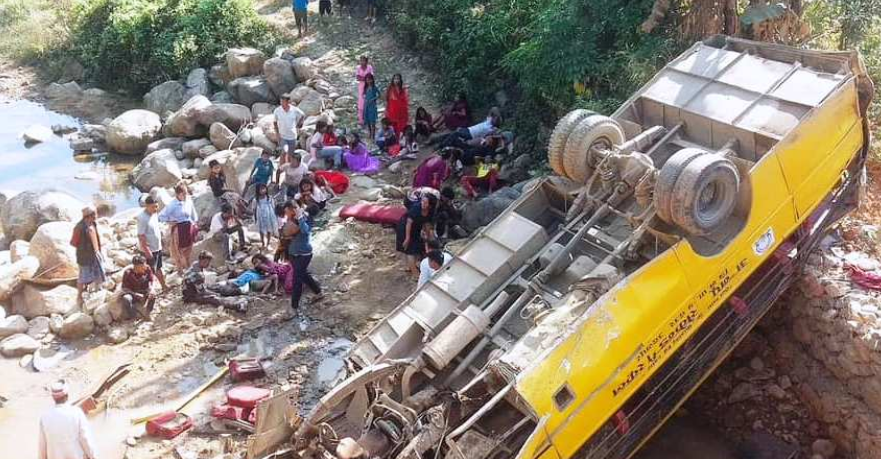 उदयपुरमा पिकनिक गएको स्कुल बस दुर्घटना हुदा ३ जनाको मृत्यु