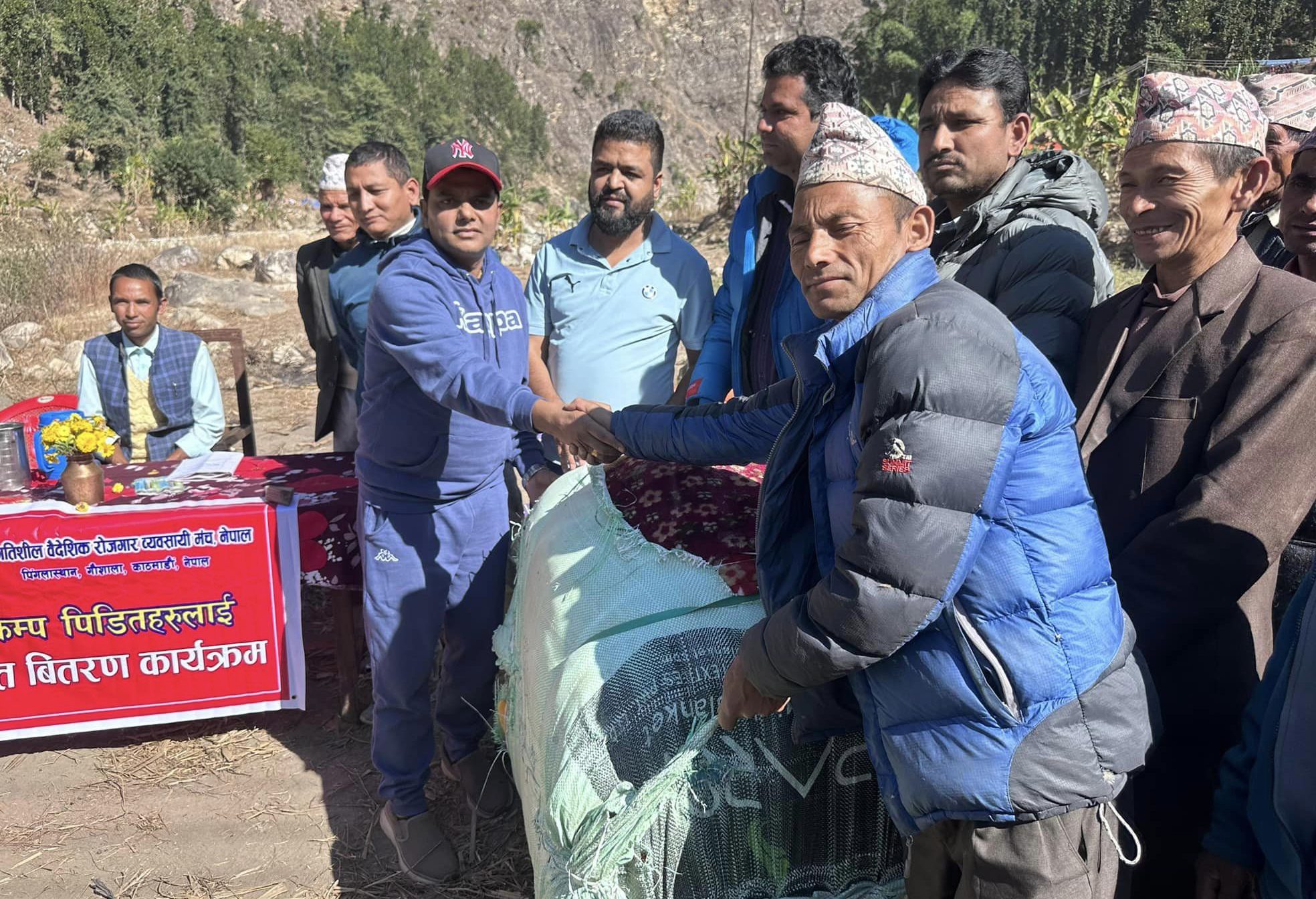 व्यवसायी मञ्चद्धारा भुकम्प पिडितलाई ५ लाख बराबरको राहत सामग्री सहयोग
