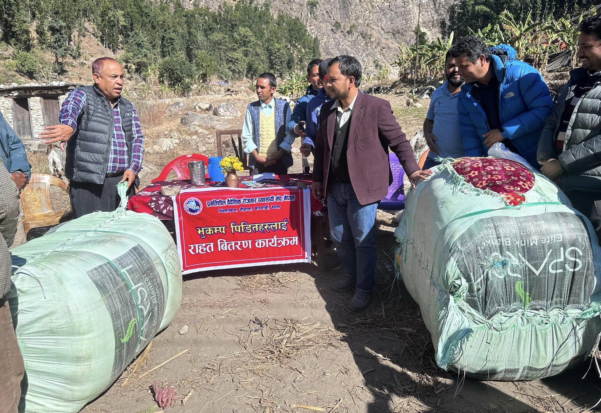 व्यवसायी मञ्चद्धारा भुकम्प पिडितलाई ५ लाख बराबरको राहत सामग्री सहयोग