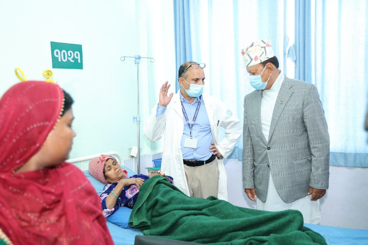 स्वास्थ्य मन्त्री बस्नेतले भेटे टिचिङमा उपचाररत भूकम्पका घाइते