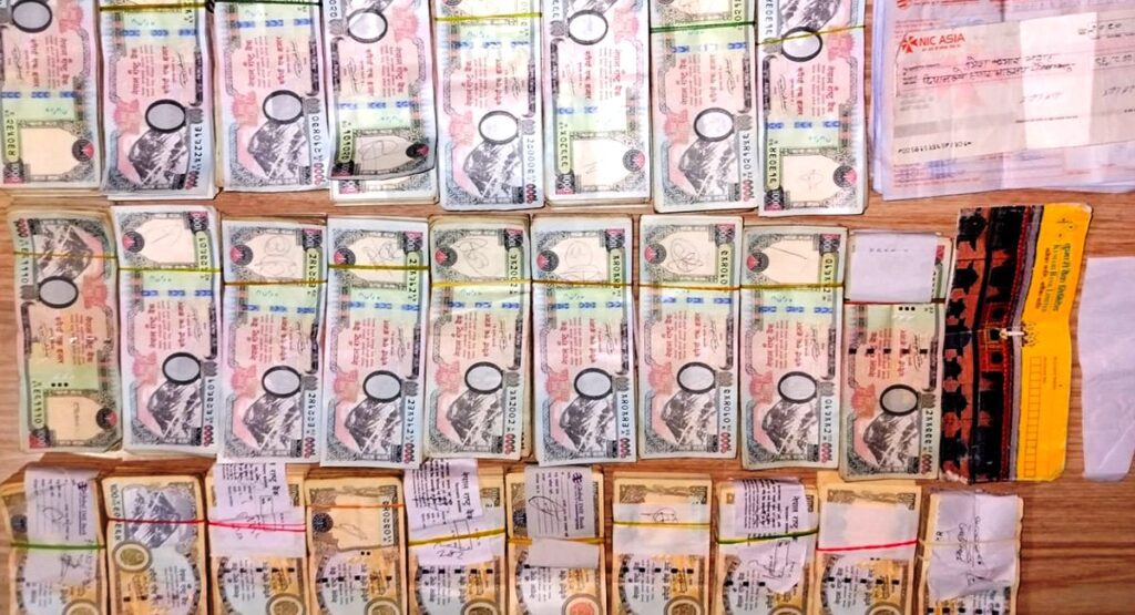 स्रोत नखुलेको २१ लाख रुपैयाँसहित किशोर पक्राउ