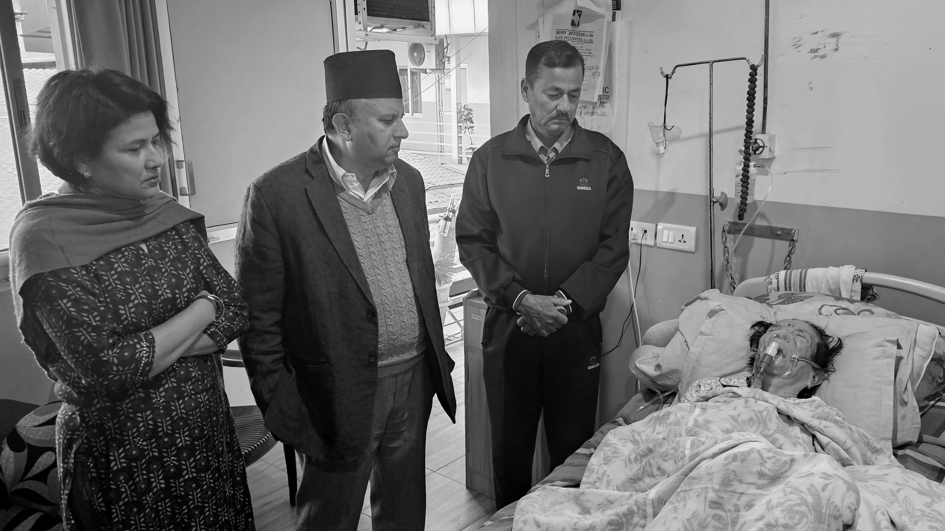गायिका तथा एमाले नेतृ ओलीलाई मातृ शोक