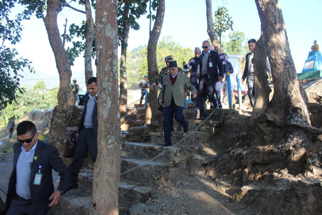 १६ जना मेडिकल टोली लिएर प्रधानमन्त्री दाहाल भूकम्प प्रभावित क्षेत्रतर्फ