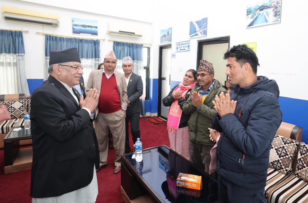 विपिन जोशीको परिवारलाई भेटेर प्रधानमन्त्रीले भने- ‘सकुशल रिहाइका लागि कूटनीतिक प्रयास जारी छ’