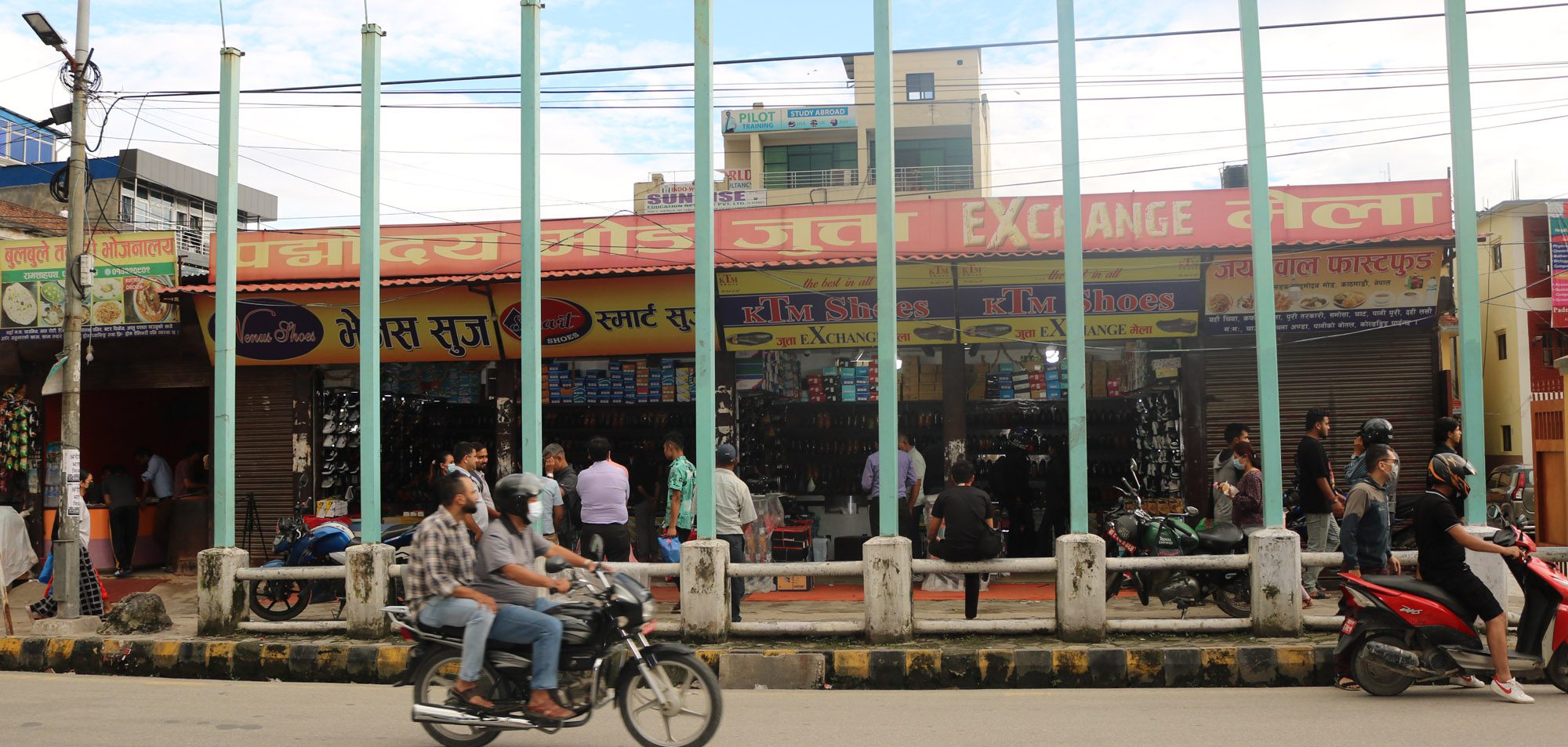 पद्मोदयमोडमा जुत्ता एक्सचेन्ज मेला सुरु : पुरानोसँग नयाँ साट्न पाईने