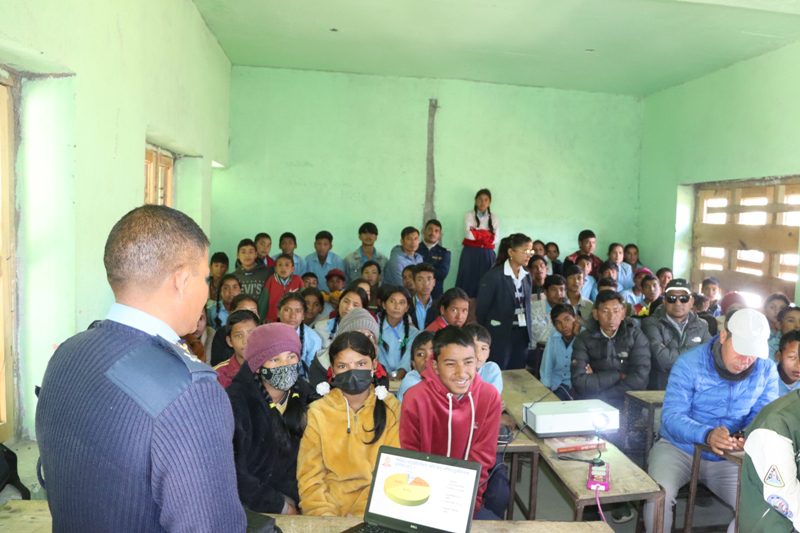 लागुऔषधको दलदलमा कर्णालीका युवा, जनचेतना जगाउन प्रहरीले थाल्यो ‘लालटिन अभियान’