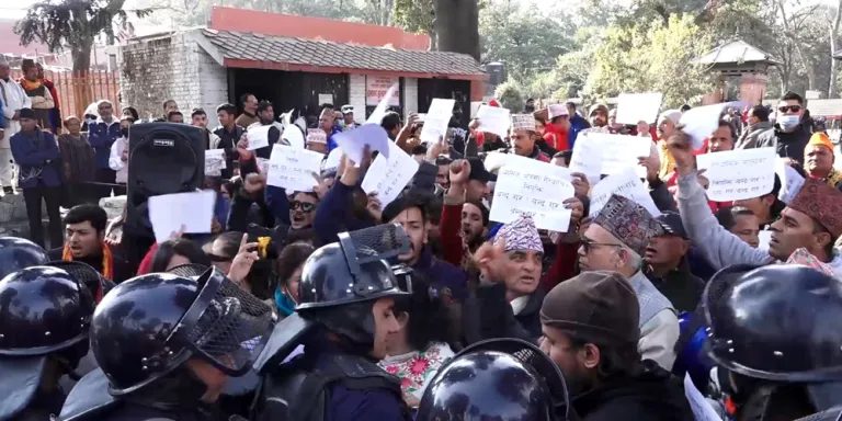 पर्यटनमन्त्रीलाई तत्काल बर्खास्तको माग गर्दै पशुपतिक्षेत्रमा प्रदर्शन