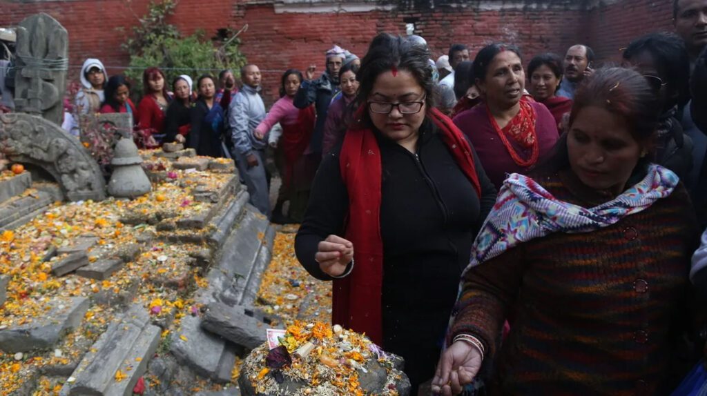 दिवङ्गत पितृको सद्गतिको कामना गर्दै शिवालयमा शतबीज छरियो