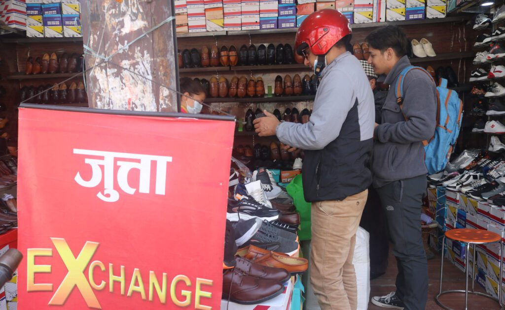 पद्मोदयमोडमा जुत्ता एक्सचेन्ज मेला सुरु : पुरानोसँग नयाँ साट्न पाईने