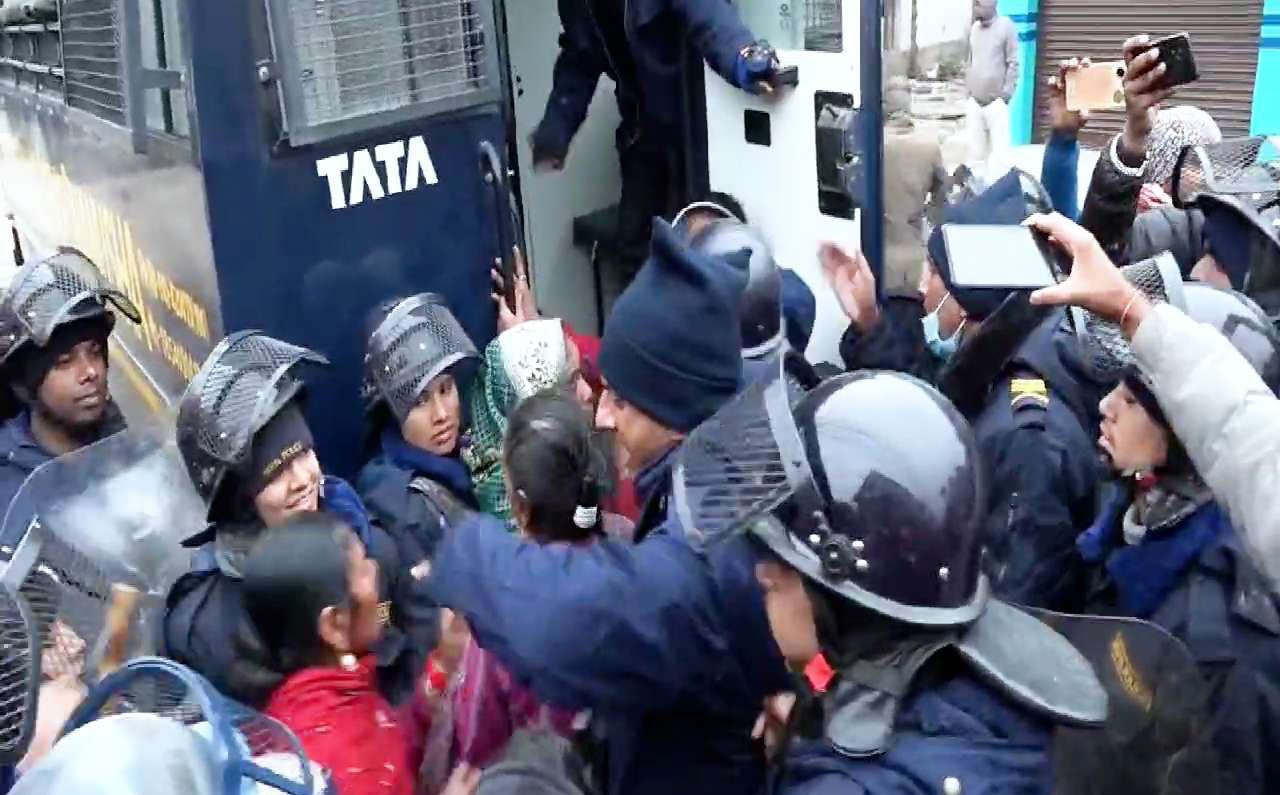 मधेस बन्द गराउँदै हिडेका आम जनता पार्टीका नेता कार्यकर्ता पक्राउ