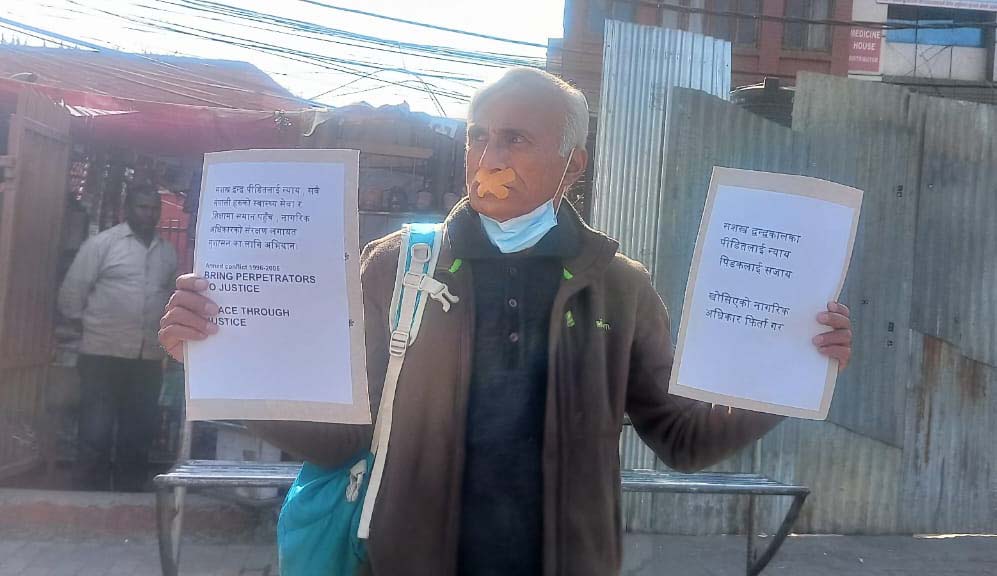 मुखमा टेप टाँसेर प्रदर्शनमा उत्रिएका डा.केसी पक्राउ
