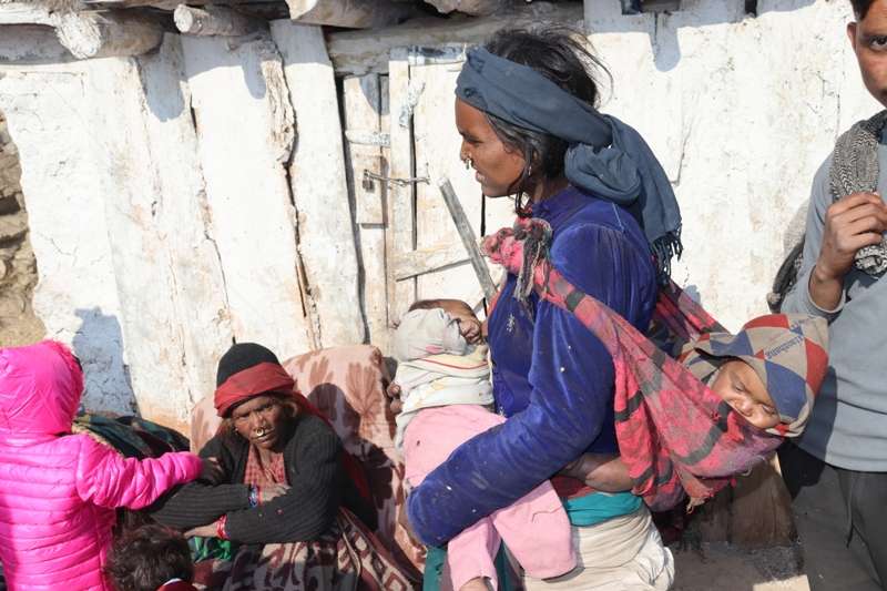 मुगुमा भाइरल ज्वरोको प्रकोप : आमाको मृत्यु भएपछि ४ महिने शिशुसहित बालबच्चाको बिचल्ली