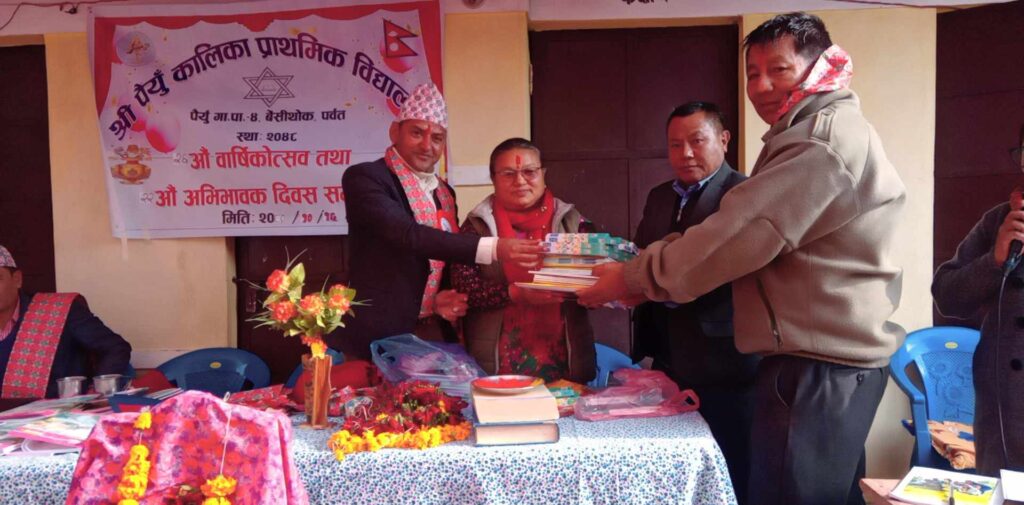 देउराली फाउन्डेसनद्वारा बिद्यालय पोशाक तथा शैक्षिक सामग्री बितरण