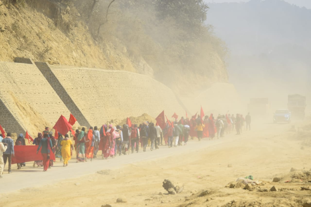 चितवनबाट काठमाडौं आउँदै मिटरब्याज पीडितको न्यायमार्च (फोटोफिचर)