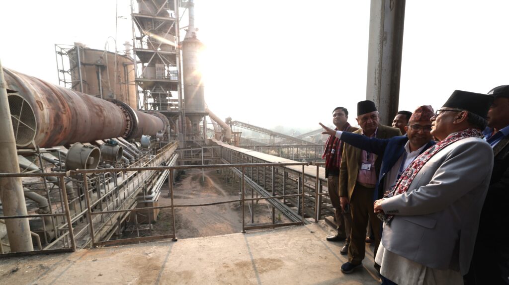 प्रधानमन्त्री दाहालले गरे उदयपुर सिमेन्ट उद्योगको अवलोकन