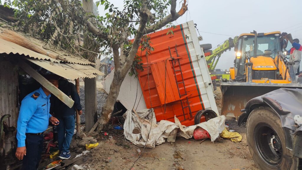 मालबाहक ट्रक पल्टिँदा तीन बालबालिकासहित चार जना घाइते, स्थानीय आक्रोसित