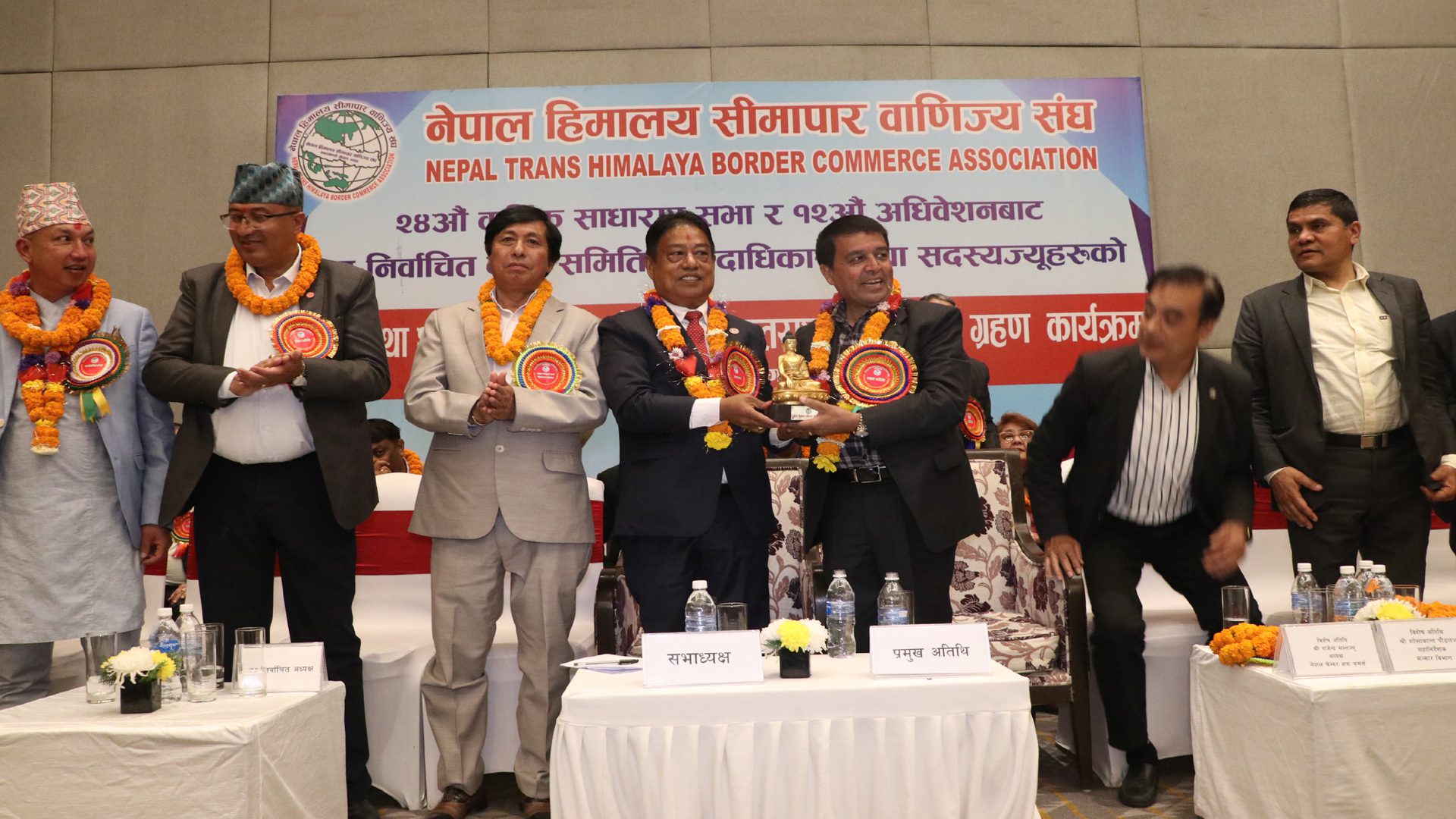 हिमालय सिमापार वाणिज्य संघको नवनिर्वाचित कार्यसमितिलाई पदभार हस्तान्तरण