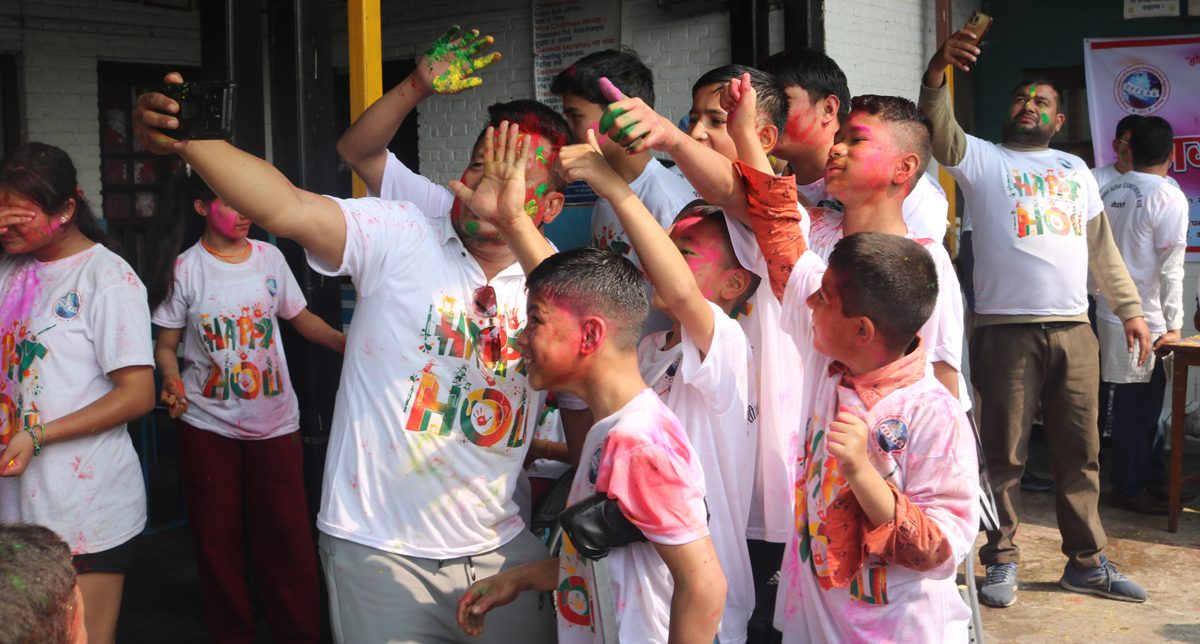 मञ्चको होली अपांग पुर्नस्थापना केन्द्रमा(फोटोफिचर)