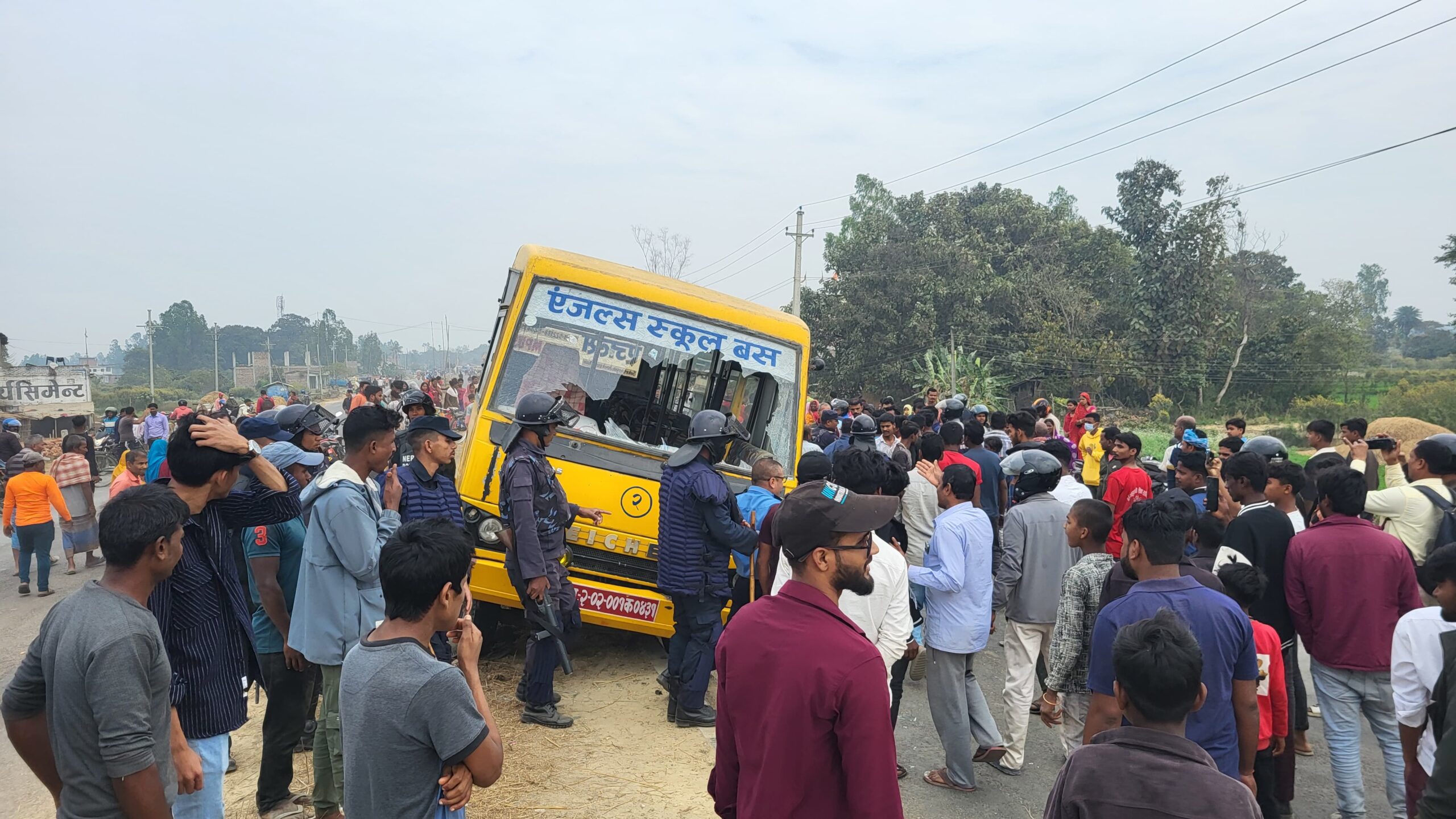 स्कूल बसको ठक्करबाट एक जनाको घटनास्थलमै मृत्यु, पाँच बढी घाइते