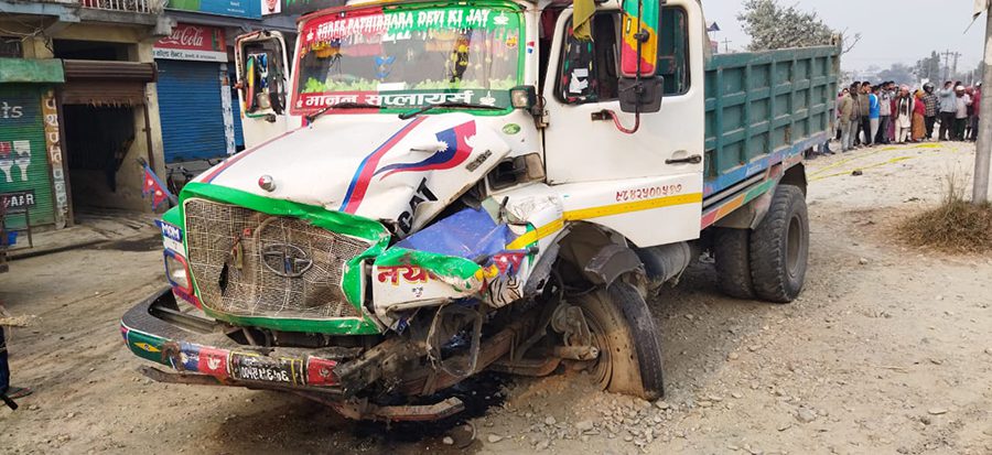 बेलबारीमा टिपरको ठक्करबाट २ जनाको मृत्यु, तीन घाइते