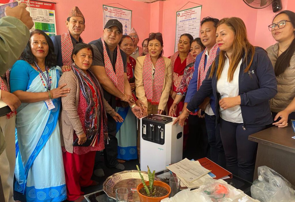 एनआरएनएद्धारा नार्गाजुनको स्वास्थ्यचौकीलाई अक्सिमिटर हस्तान्तरण
