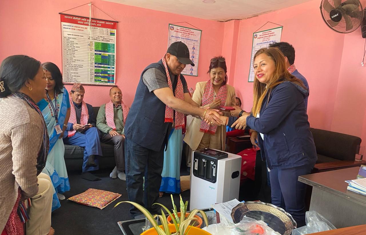 एनआरएनएद्धारा नार्गाजुनको स्वास्थ्यचौकीलाई अक्सिमिटर हस्तान्तरण