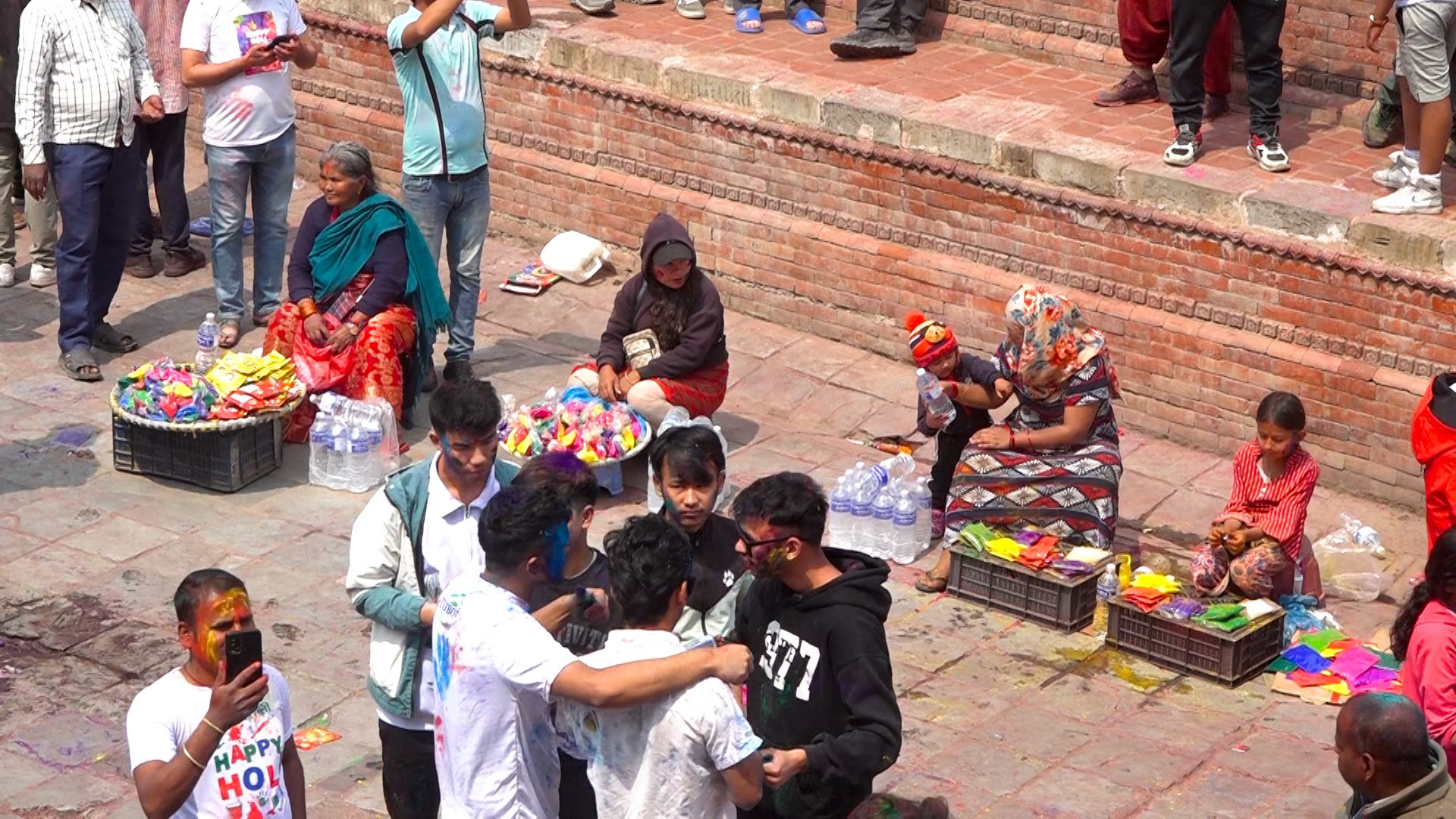होलीको सप्तरंगमा झुमेको वसन्तपुर (तस्वीरहरु)