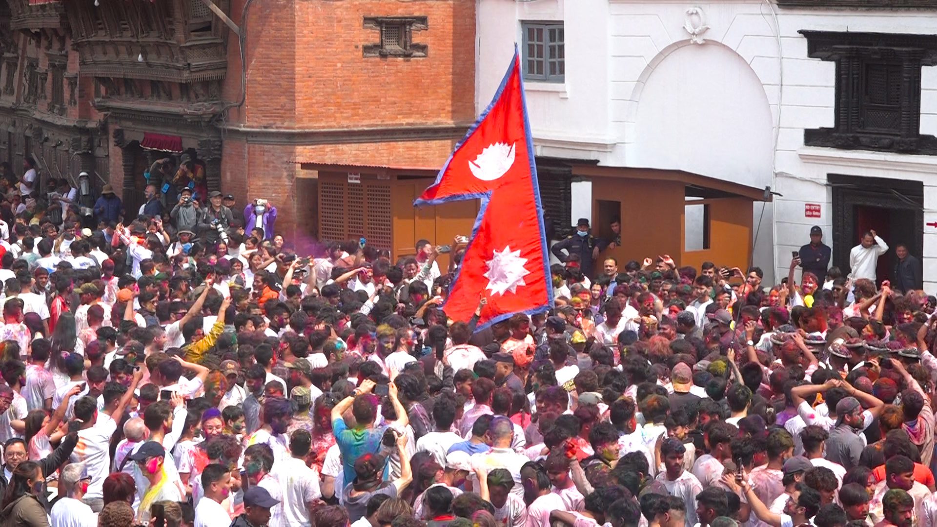 होलीको सप्तरंगमा झुमेको वसन्तपुर (तस्वीरहरु)