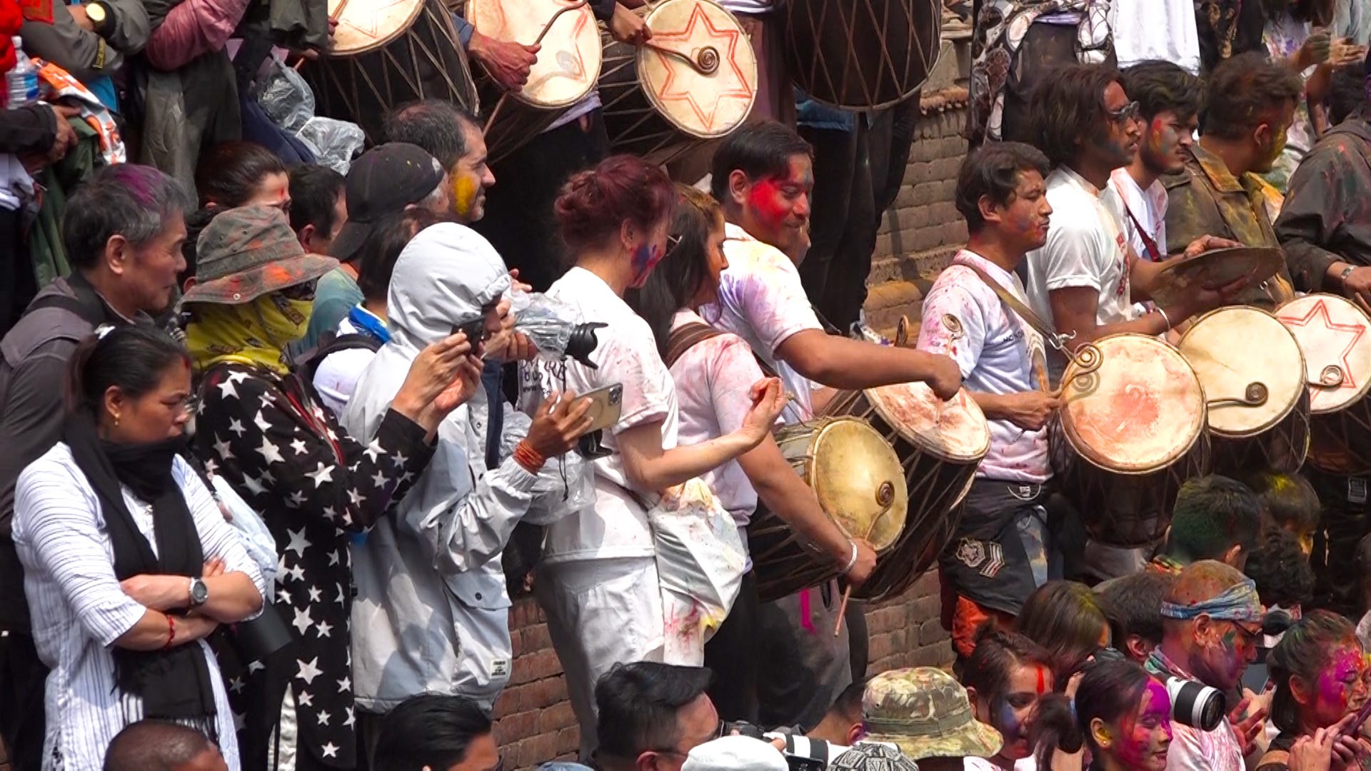 होलीको सप्तरंगमा झुमेको वसन्तपुर (तस्वीरहरु)