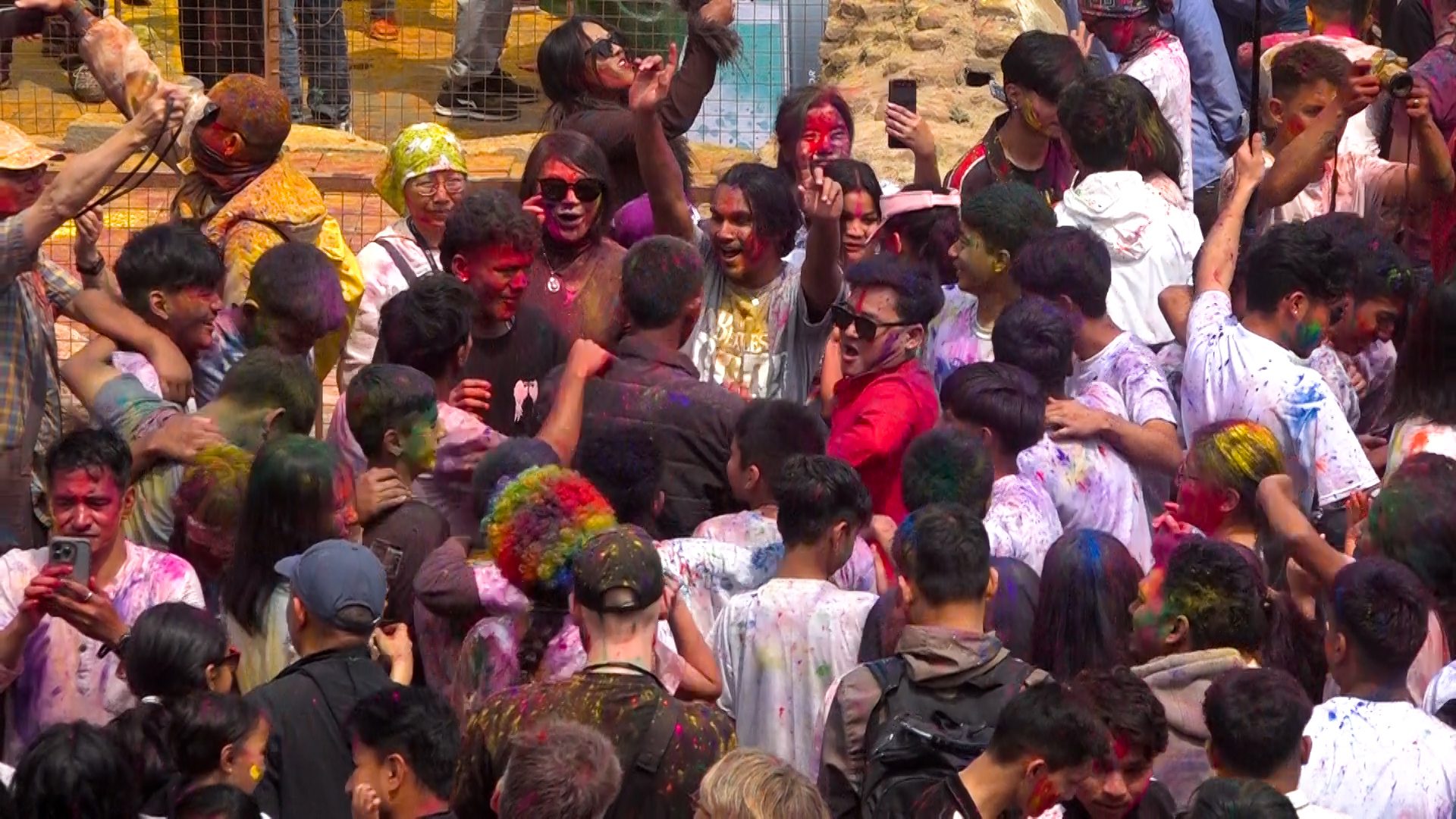 होलीको सप्तरंगमा झुमेको वसन्तपुर (तस्वीरहरु)