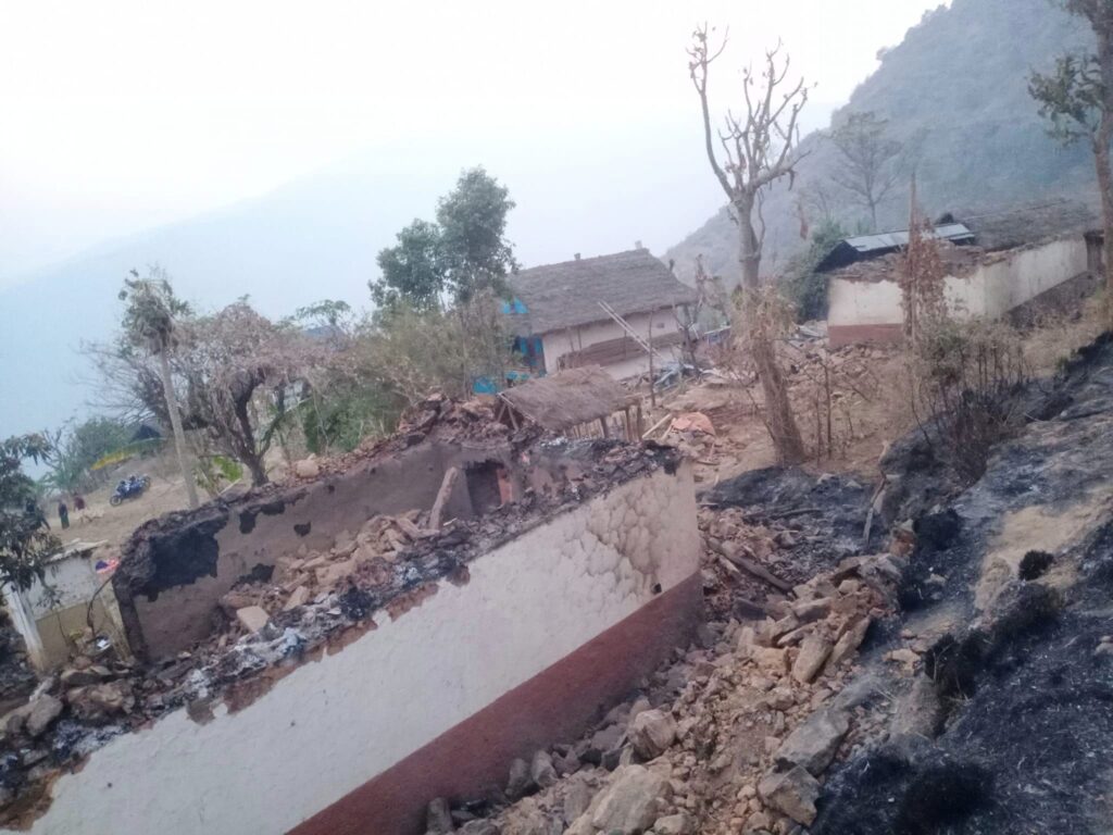 वनको डढेलो बस्तीमा सल्किँदा १७ घर जले