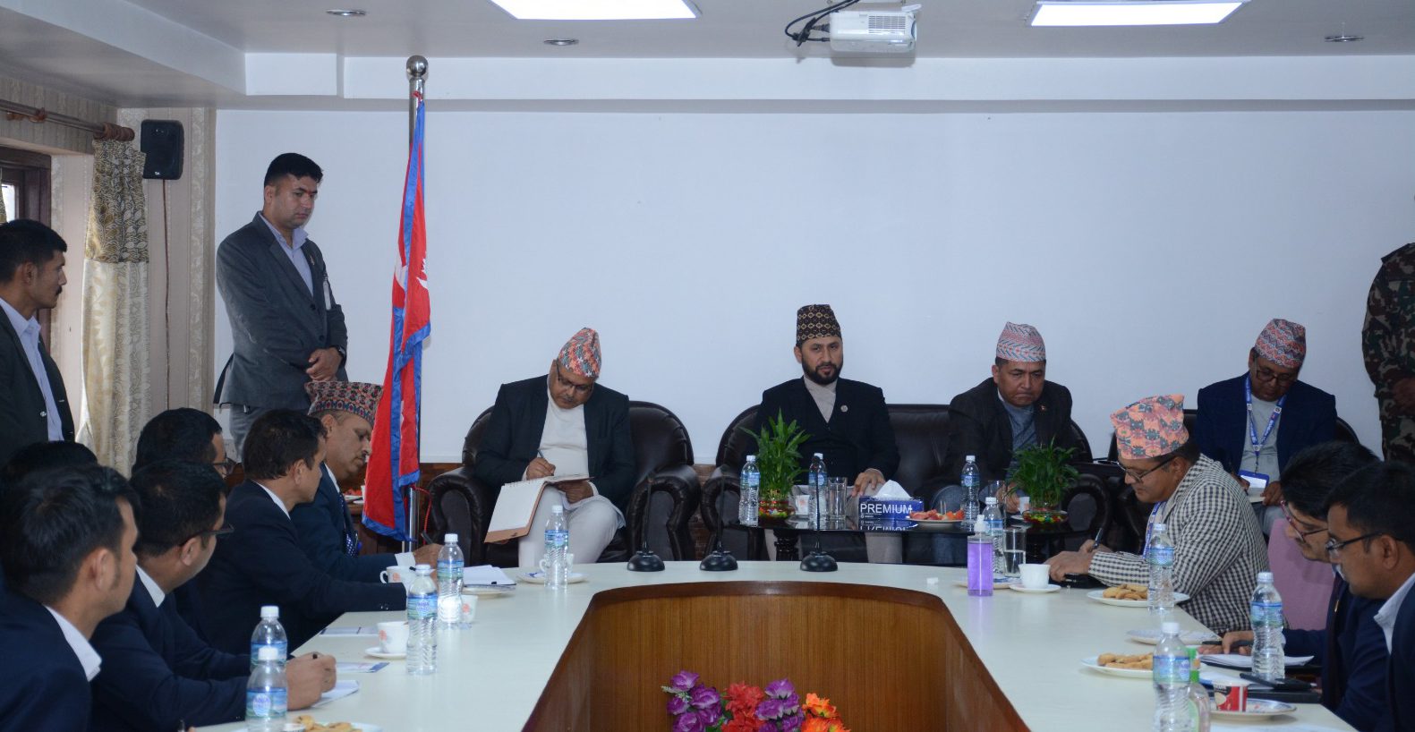 अध्यागमन विभाग देशको मुहार हो, सुधारका योजना ल्याउनुहोस : गृहमन्त्री लामिछाने