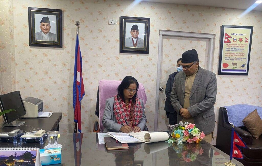 मन्त्री भएलगत्तै अमेरिका उड्दै महिलामन्त्री चौधरी