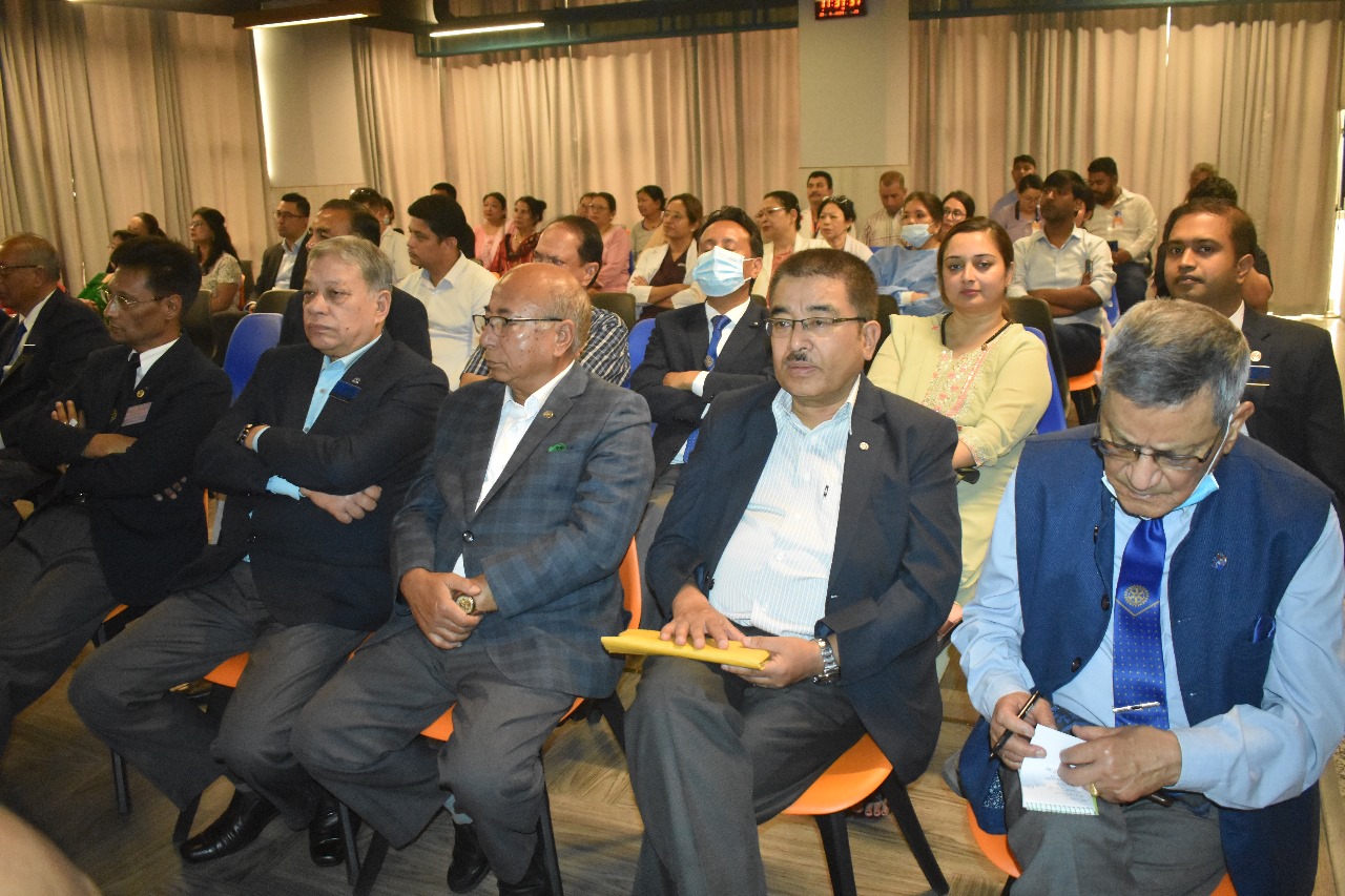 रोटरी क्लब अफ राजधानीद्धारा बि.एण्ड बि.हस्पिटललाई ६ वटा डायलायसिस् मेशिन हस्तान्तरण
