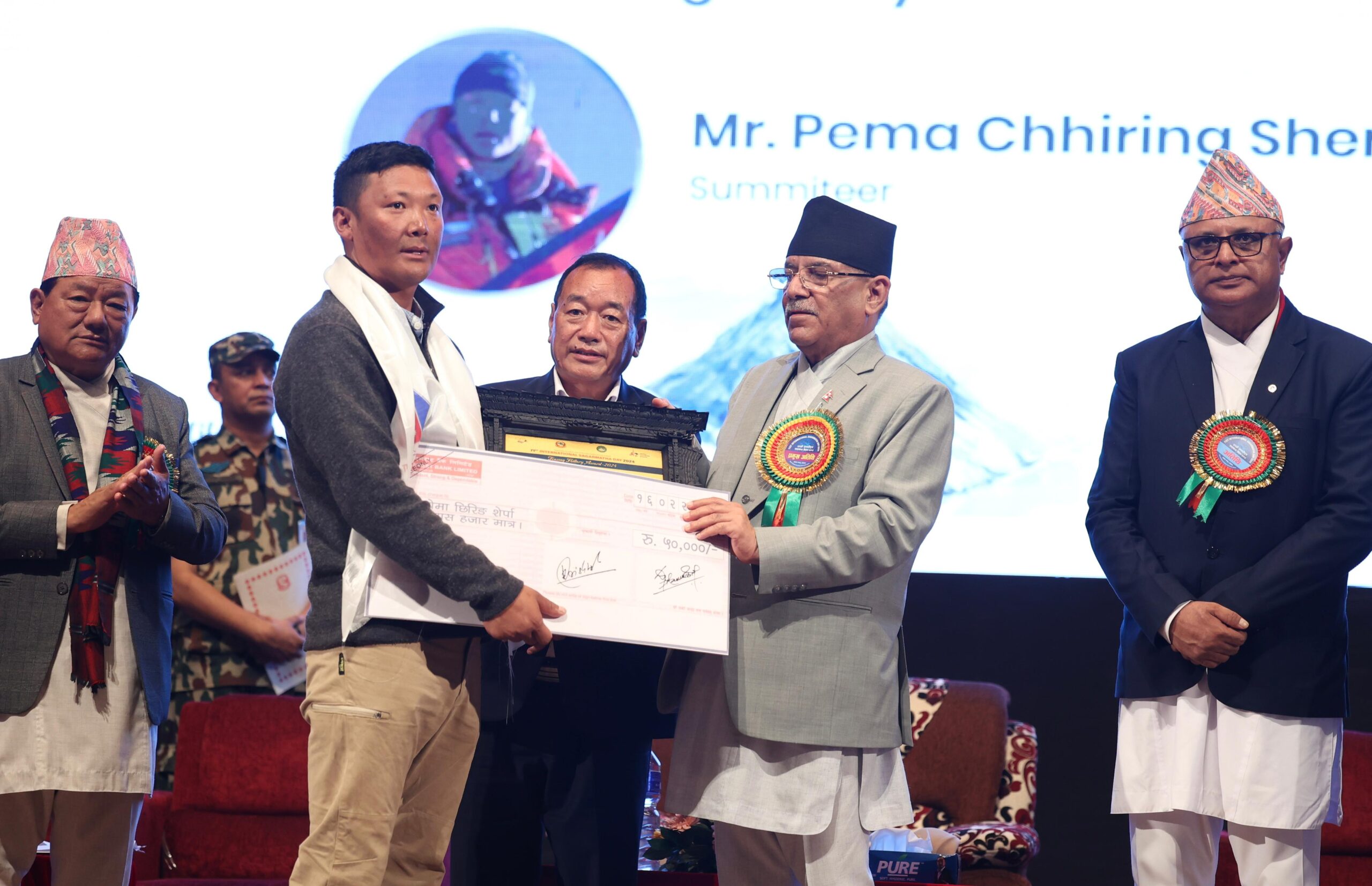 सगरमाथा आरोहण गर्ने विश्वको पहिलो उडान परिचालिका ओम्निका डंगोल सम्मानित