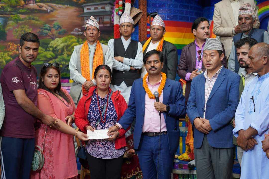 प्रभा एलुम्नाइद्वारा विरामी शिक्षकलाई सहयोग रकम हस्तान्तरण