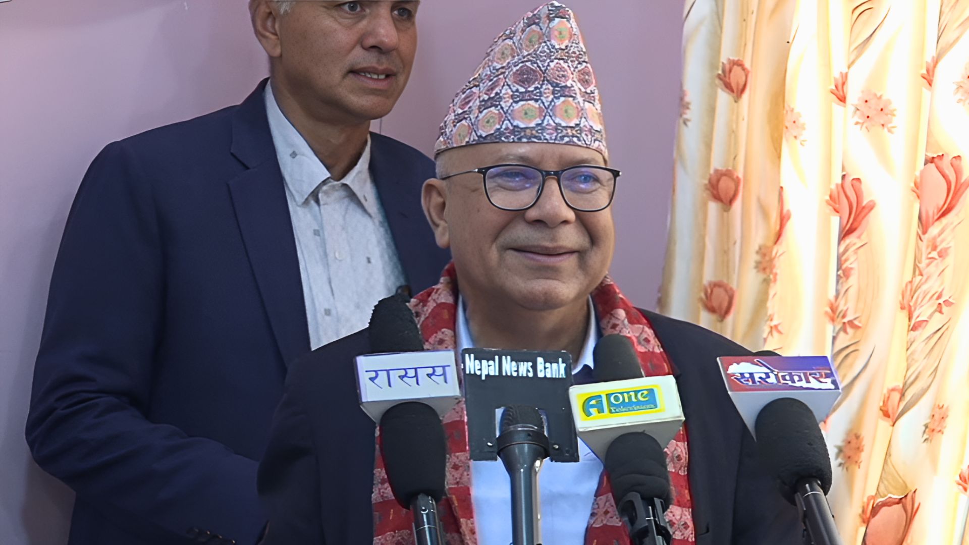 ‘प्रधानमन्त्रीलाई विश्वासको मत दिन्छौ’ : माधव नेपाल