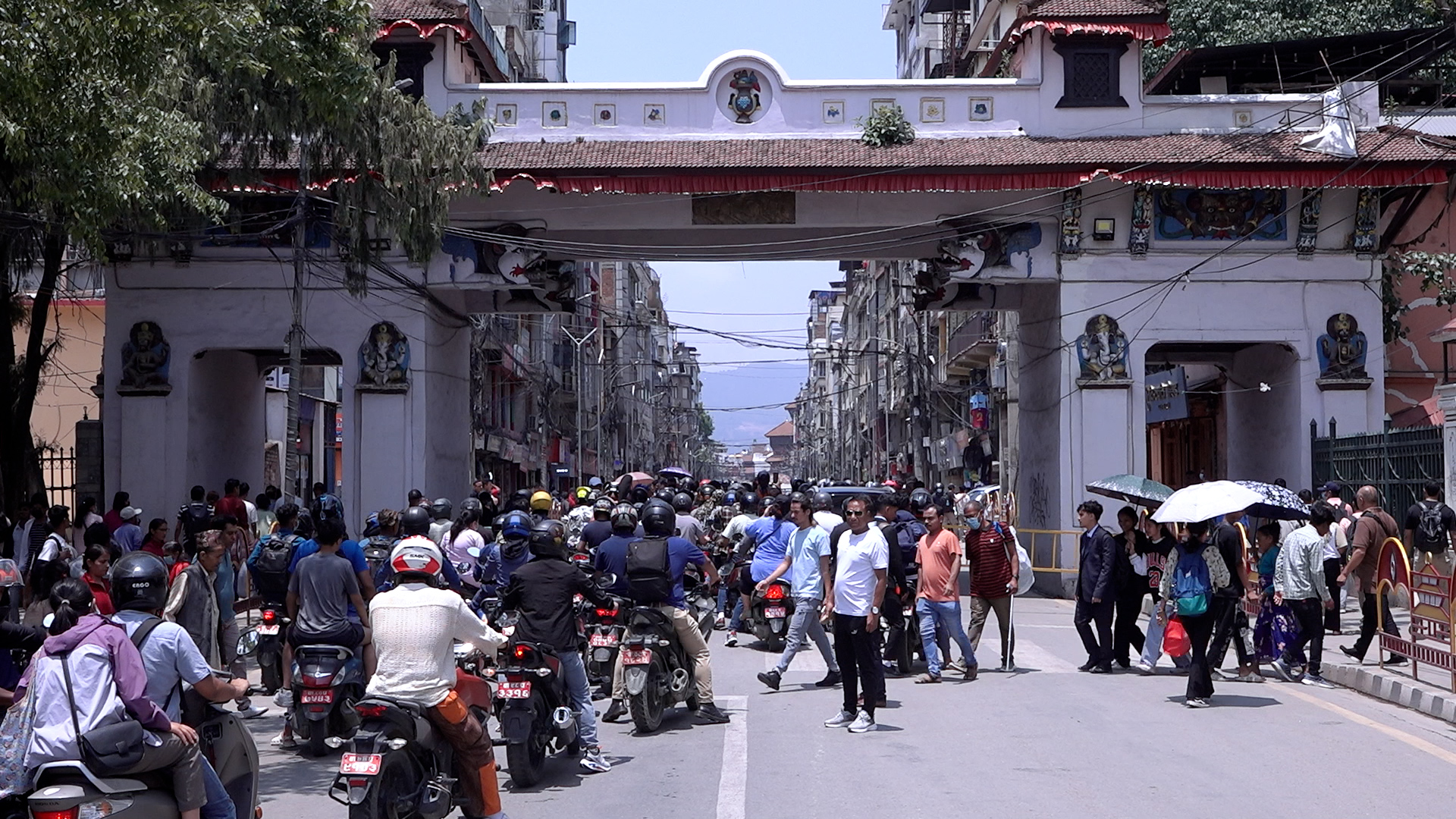 न्यूरोड क्षेत्रमा सडक साँघुरो गरेर फुटपाथ बढाउने महानगरको निर्णयविरुद्ध स्थानीयबासी आन्दोलित