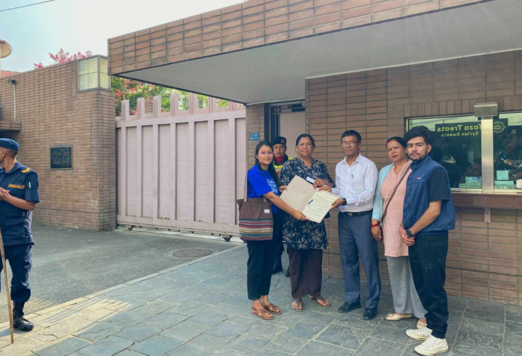 जी सेभेन राष्ट्रहरुसंग जलवायु वित्त भुक्तानीको माग गर्दे नागरिक समाजले बुझाए ज्ञापनपत्र