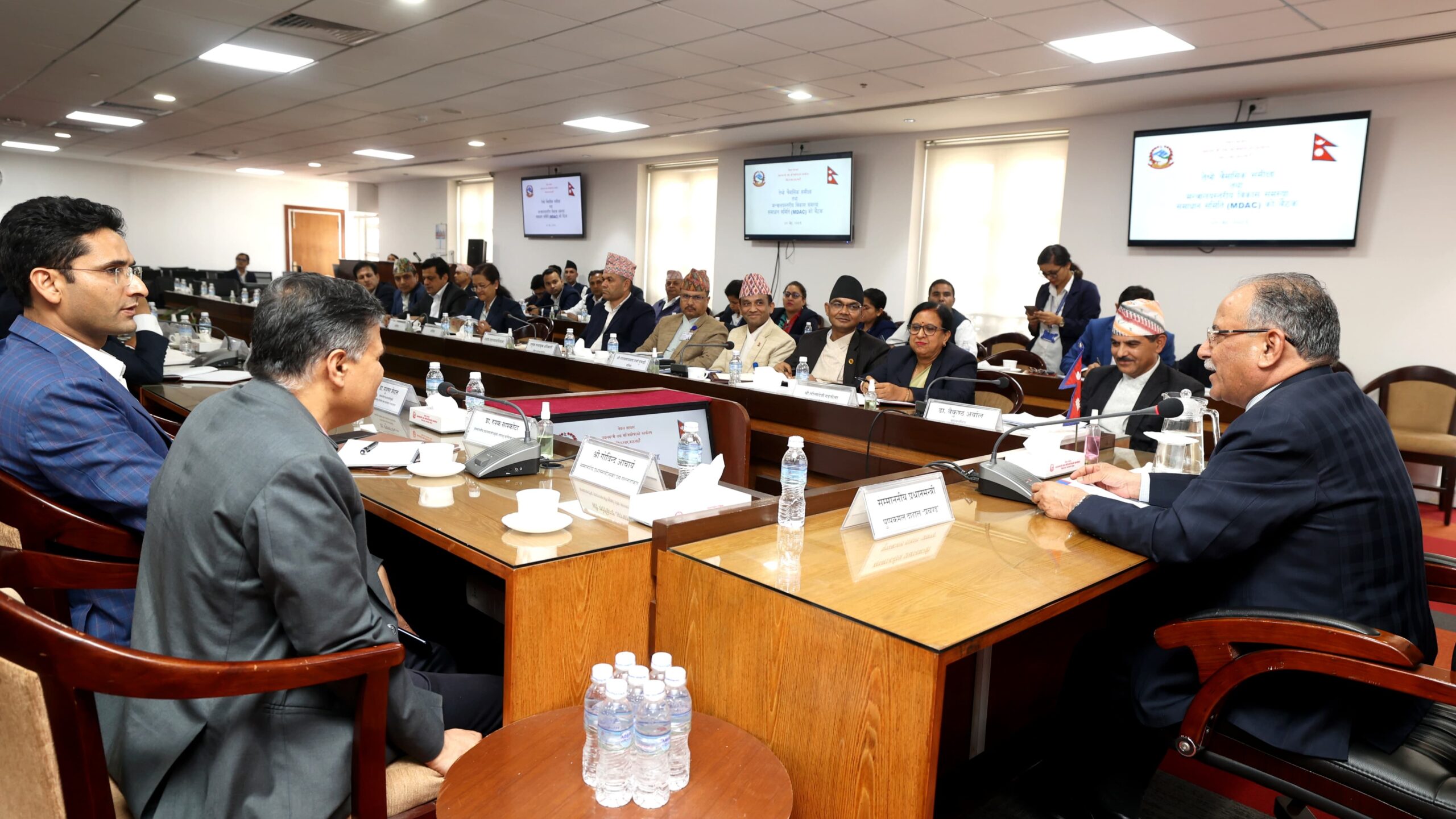 कर्मचारीलाई प्रधानमन्त्रीले भने : ‘हजुर, हस्, भइहाल्छले अब चल्दैन’