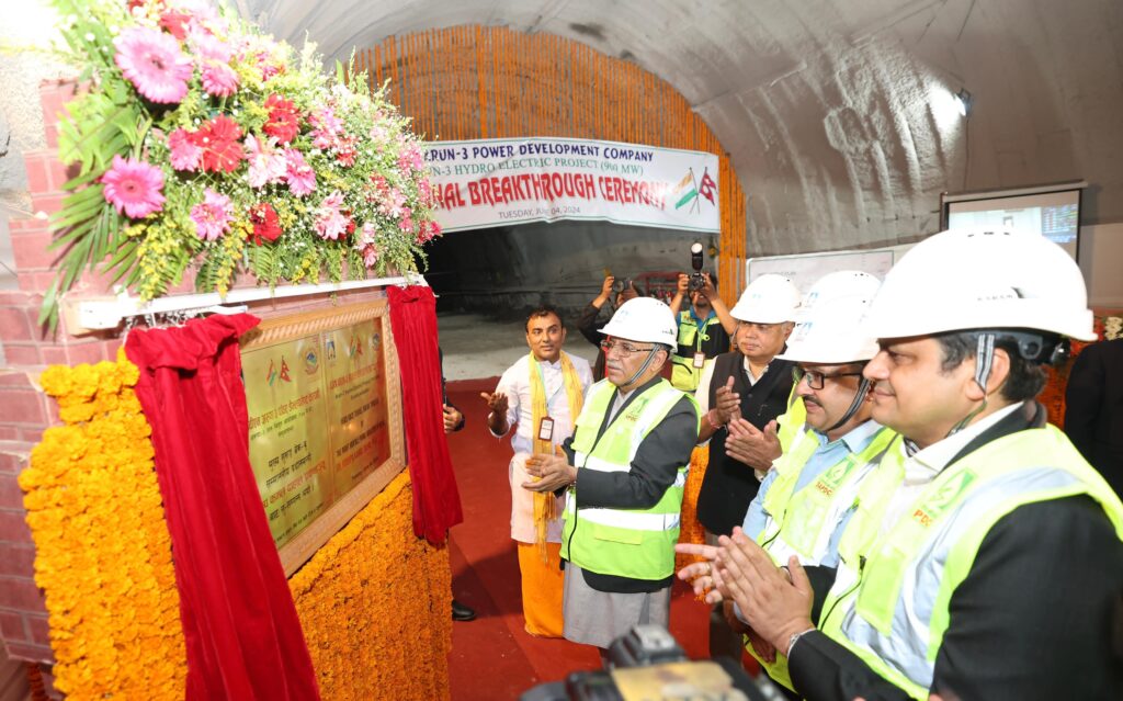 छिचोलियो अरूण–३ जलविद्युत परियोजनाको मुख्य सुरुङ, प्रधानमन्त्री प्रचण्डले गरे ‘ब्रेक–थ्रु’