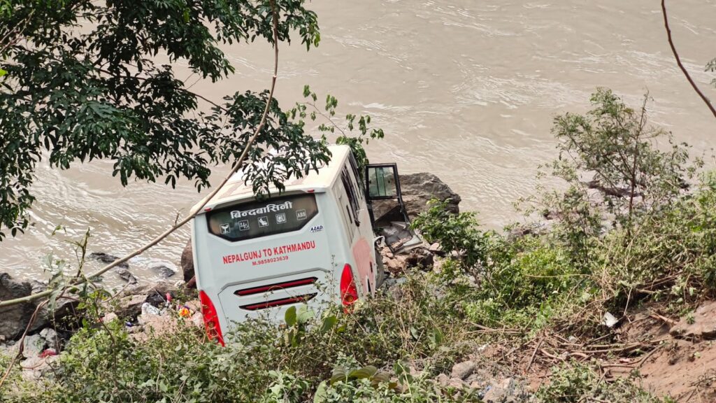 चितवनमा कारसँग ठोक्किएर बस त्रिशुलीमा खस्यो, १२ जना घाइते
