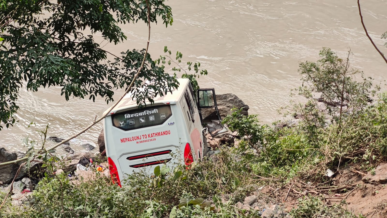 चितवनमा कारसँग ठोक्किएर बस त्रिशुलीमा खस्यो, १२ जना घाइते