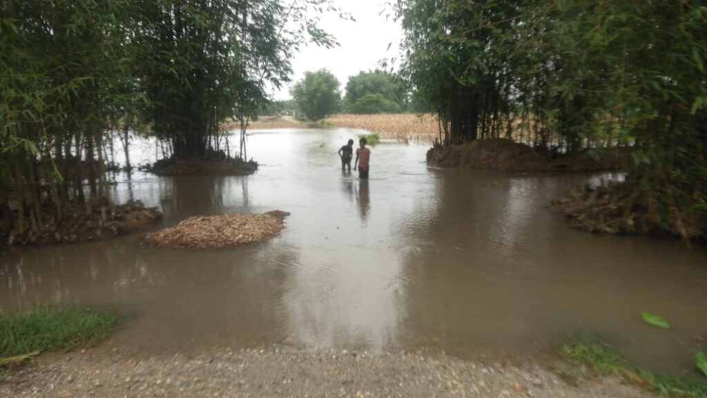 झापामा अविरल बर्षापछि डुवान, सडकहरु अवरुद्ध