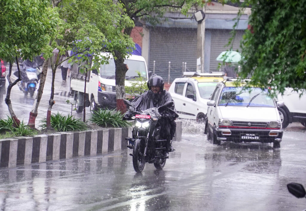 काठमाडौंमा भइरहेको बर्षा उत्तरपूर्व सर्ने क्रममा