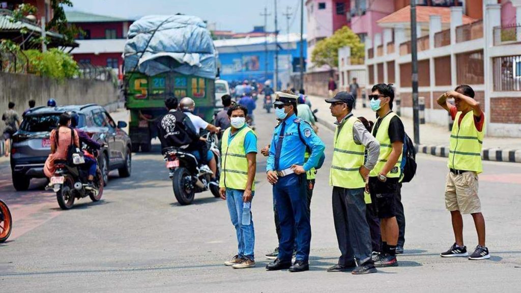 ट्राफिक नियम मिच्नेलाई सडकमा खटाउने गृहमन्त्री लामिछानेको निर्णयमा सर्वोच्चले लगायो रोक