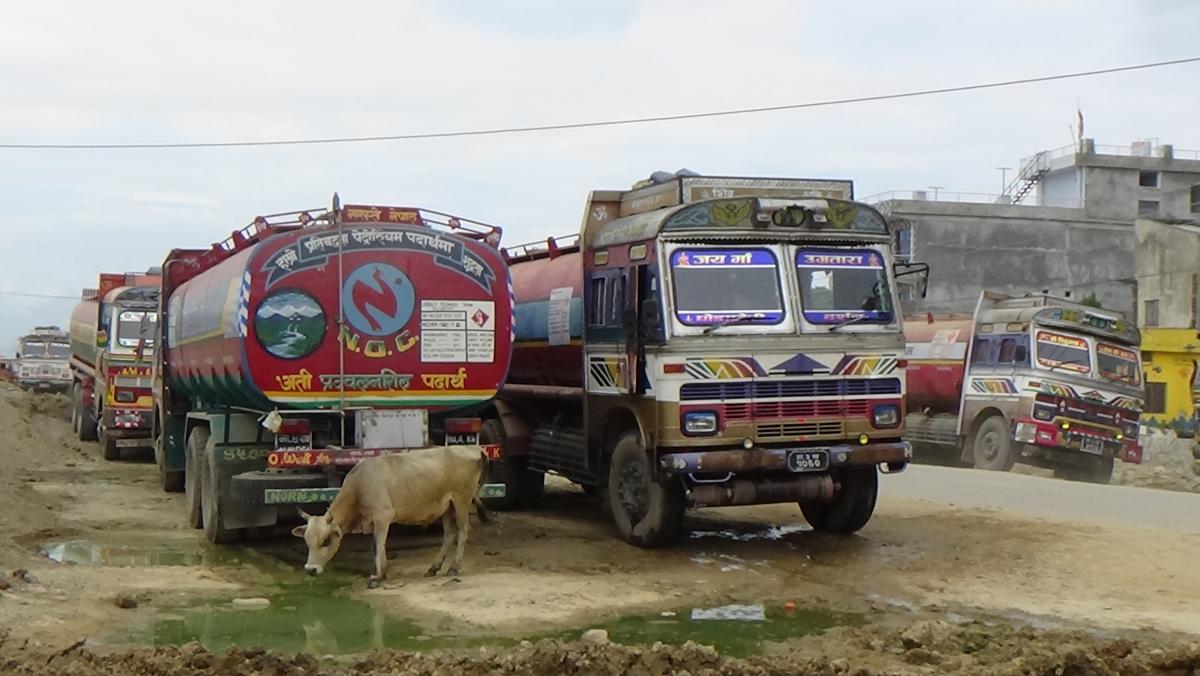 आन्दोलनरत ट्यांकर चालकहरुलाई मन्त्रालयले वार्तामा बोलायो