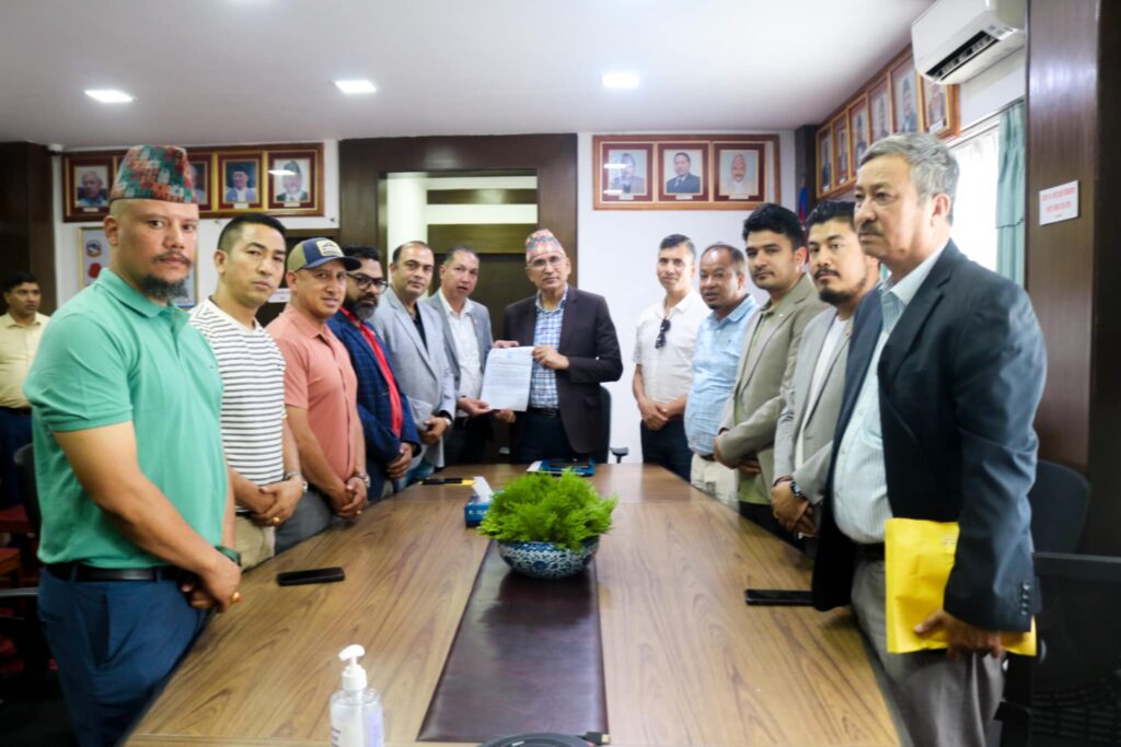 हिमालय सीमापार वाणिज्य संघद्धारा अर्थमन्त्रीलाई ज्ञापनपत्र हस्तान्तरण