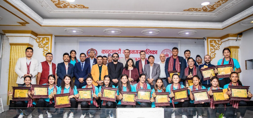 काठमाडौं महानगरले महिला भलिबल खेलाडीलाई दियो जनही एक लाख